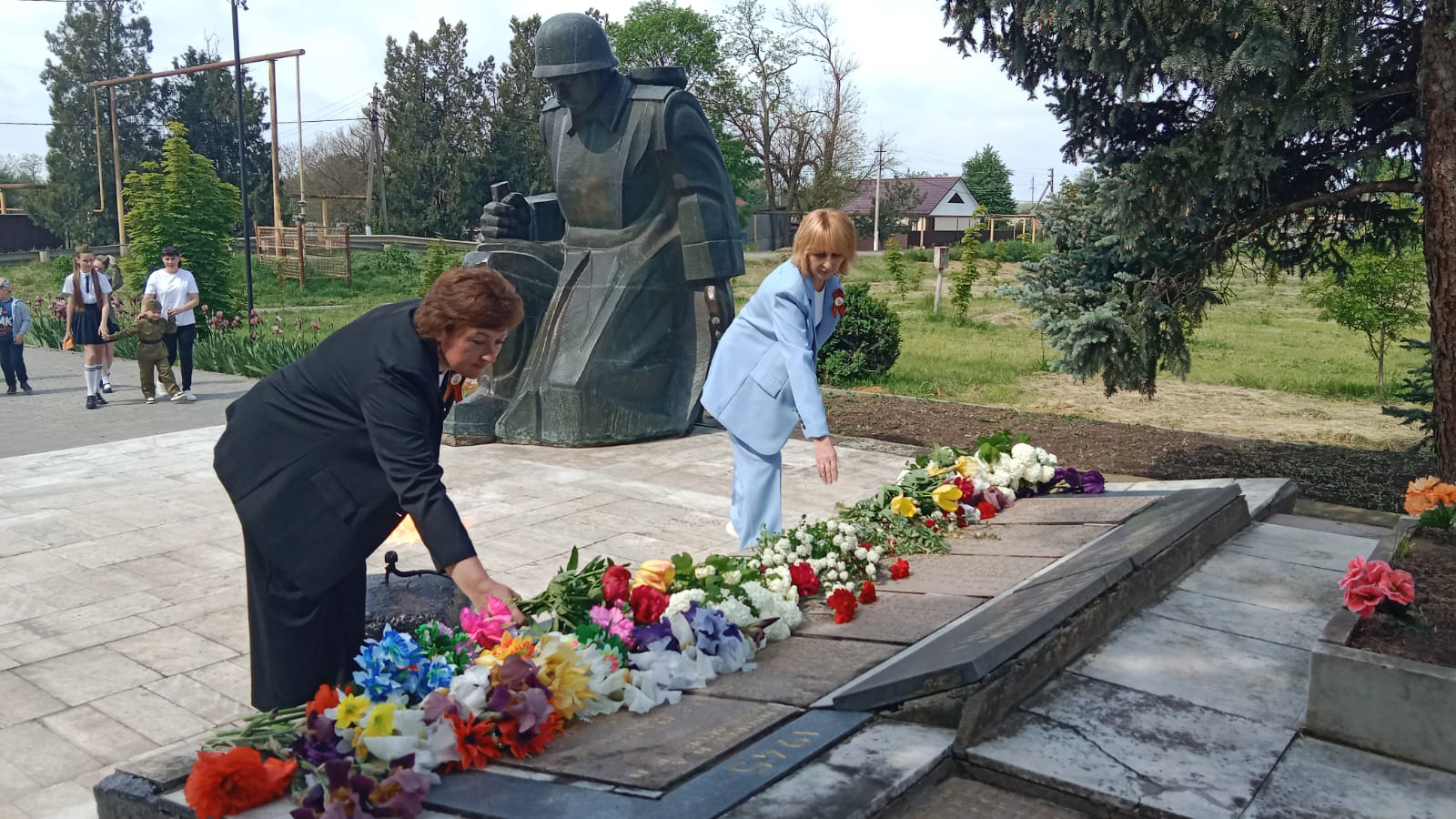 Возложение цветов к Мемориальному комплексу.